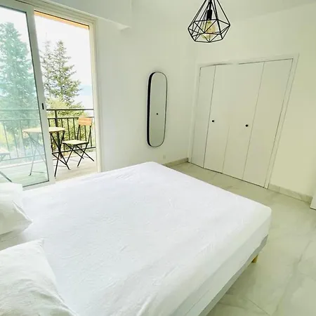 And Bright 60 M With Terrace View On The Sea