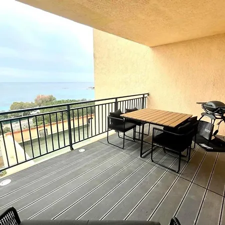 And Bright 60 M With Terrace View On The Sea