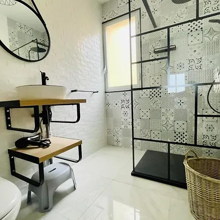 And Bright 60 M With Terrace View On The Sea *