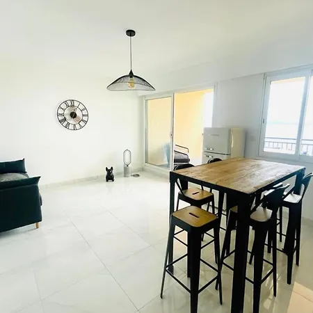 And Bright 60 M With Terrace View On The Sea 아파트