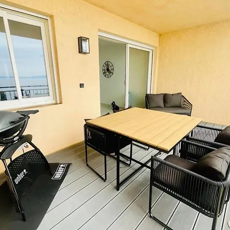 And Bright 60 M With Terrace View On The Sea Apartmán