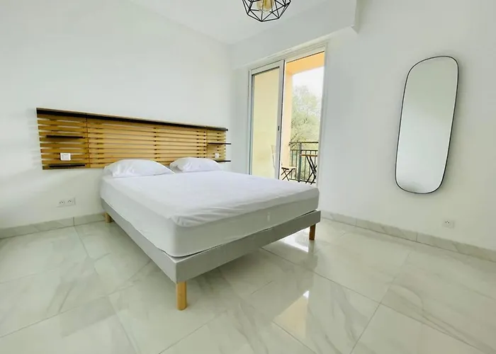 Lägenhet And Bright 60 M With Terrace View On The Sea *