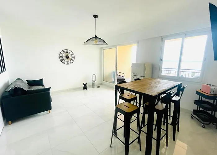 And Bright 60 M With Terrace View On The Sea Lägenhet