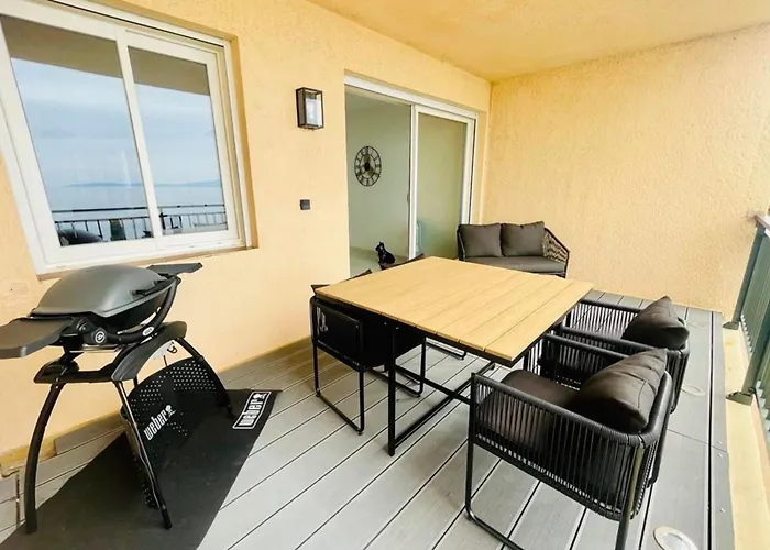 And Bright 60 M With Terrace View On The Sea 아파트